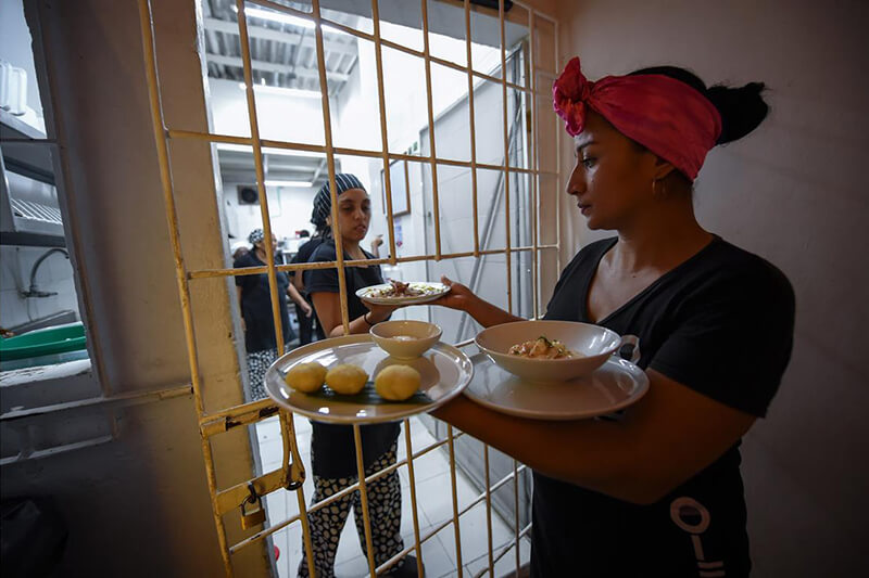 Mujeres presas atienden un restaurante en una cárcel de Cartagena